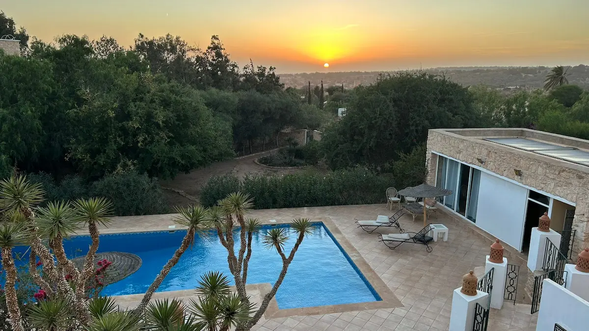 Vue panoramique de la piscine du Domaine d'Eden au coucher de soleil
